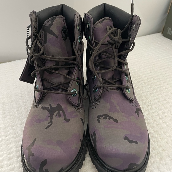 New Timberland 6" Iridescent Premium
Waterproof Black Camouflage Boots Size 6 - Picture 5 of 8